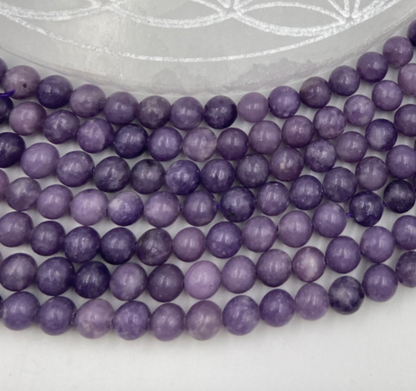 Lépidolite, perles rondes de 6 et 8 mm, vendu en : fil de perle 38/39 cm, en bracelet de 17 à 21cm, en collier de 45 ou sautoir de 60cm. Qualité AA à AAA, superbes perles naturelles !