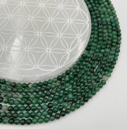 Fuchsite / Mica vert, perles rondes de 6 ou 8 mm. Vendu en fil de perle 38/39 cm, en bracelet de 17 à 21cm, en collier de 45 ou sautoir de 60cm. Qualité AA à AAA, superbes perles !