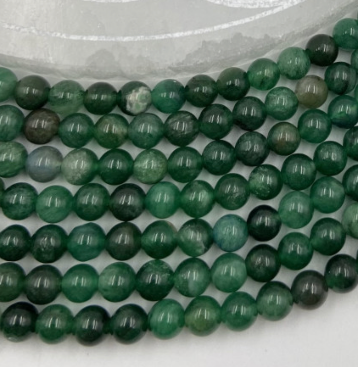 Fuchsite / Mica vert, perles rondes de 6 ou 8 mm. Vendu en fil de perle 38/39 cm, en bracelet de 17 à 21cm, en collier de 45 ou sautoir de 60cm. Qualité AA à AAA, superbes perles !