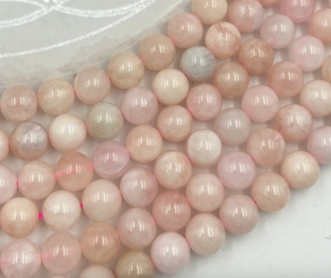 Morganite, perles rondes de 6 et 8 mm, vendu en fil de perle 38/39 cm, en bracelet de 17 à 21cm, en collier de 45 ou sautoir de 60cm. Qualité AA à AAA, superbes perles bleutées !