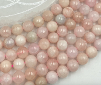 Morganite, perles rondes de 6 et 8 mm, vendu en fil de perle 38/39 cm, en bracelet de 17 à 21cm, en collier de 45 ou sautoir de 60cm. Qualité AA à AAA, superbes perles bleutées !