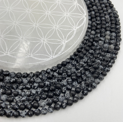 Obsidienne Flocon de Neige / Mouchetée, perles rondes de 6 ou 8 mm. Vendu en fil de perle 38/39 cm, en bracelet de 17 à 21cm, en collier de 45 ou sautoir de 60cm. Qualité AA à AAA, superbes perles !