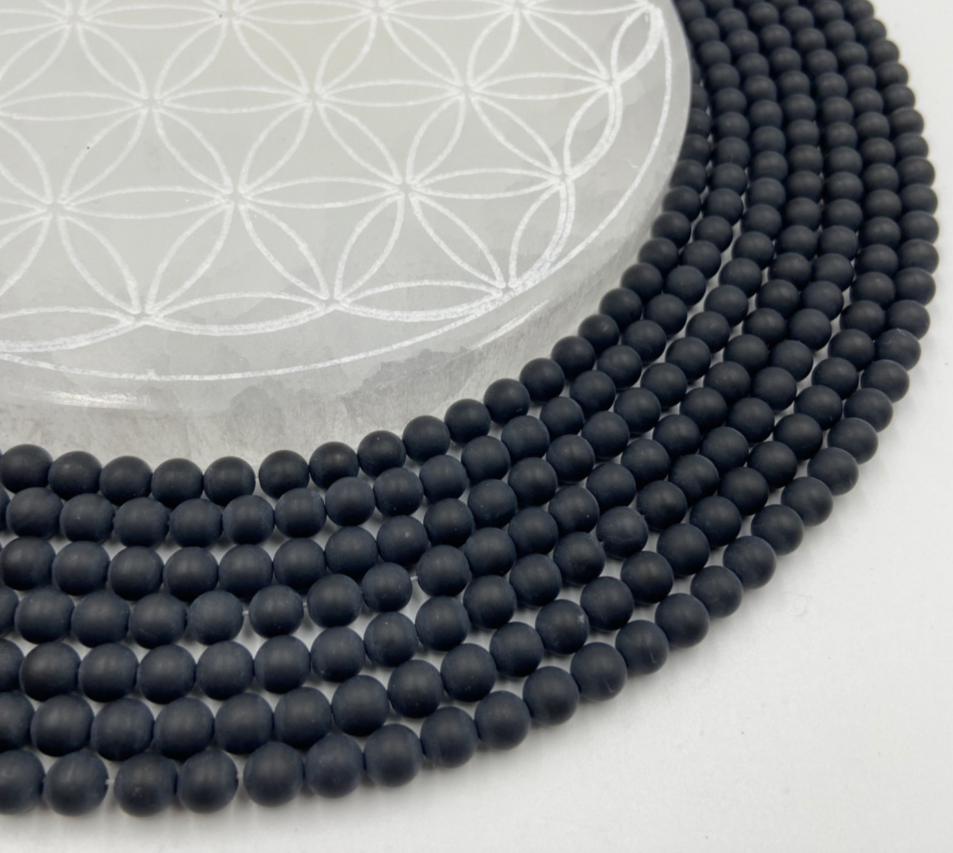 Onyx finition Mat, perles rondes de 6 ou 8 mm. Vendu en fil de perle 38/39 cm, en bracelet de 17 à 21cm, en collier de 45 ou sautoir de 60cm. Qualité AA à AAA, superbes perles à l'effet calmant !