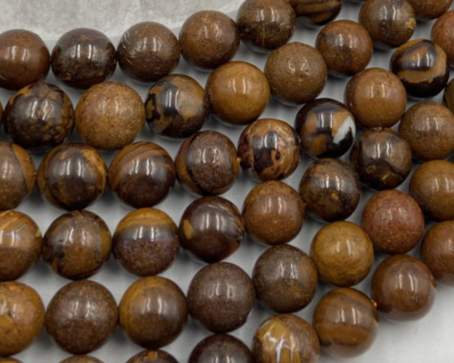 Opale Boulder d'Australie, perles rondes de 6 ou 8 mm. Vendu en fil de perle 38/39 cm, en bracelet de 17 à 21cm, en collier de 45 ou sautoir de 60cm. Qualité AA à AAA, superbes perles, belle pureté, parfait !