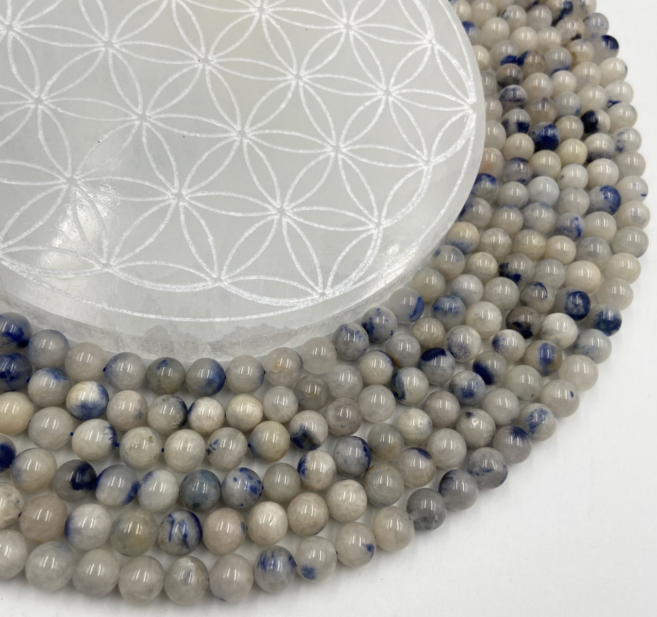 Quartz Dumortierite, perles rondes de 6 ou 8 mm. Vendu en fil de perle 38/39 cm, en bracelet de 17 à 21cm, en collier de 45 ou sautoir de 60cm. Qualité AA à AAA, superbes perles naturelles !