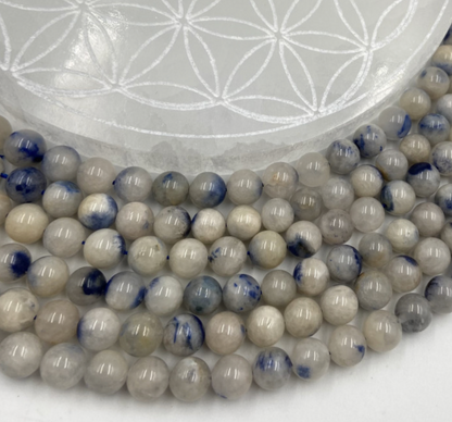 Quartz Dumortierite, perles rondes de 6 ou 8 mm. Vendu en fil de perle 38/39 cm, en bracelet de 17 à 21cm, en collier de 45 ou sautoir de 60cm. Qualité AA à AAA, superbes perles naturelles !