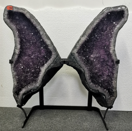 Paire de géode 'papillon' de 54 kg, vendu avec socle. Superbe qualité AA, en provenance du Brésil. Incroyables effets positifs pour vos collections, expositions...parfait !