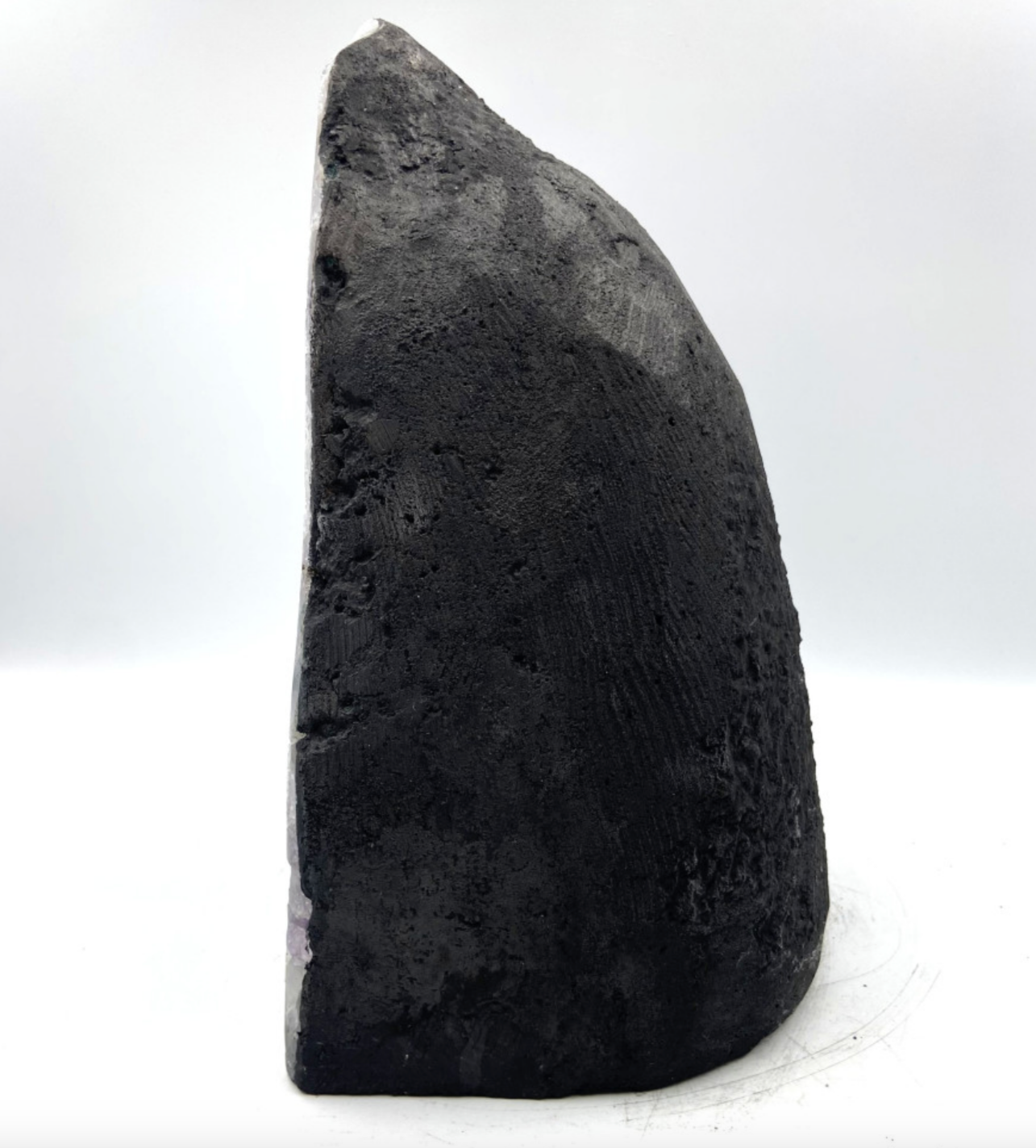 Géode d'améthyste de 7,08 kilogrammes, 25 x 17,5 centimètres. Superbe qualité AA, en provenance du Brésil. Incroyables effets positifs pour vos collections, expositions...parfait !