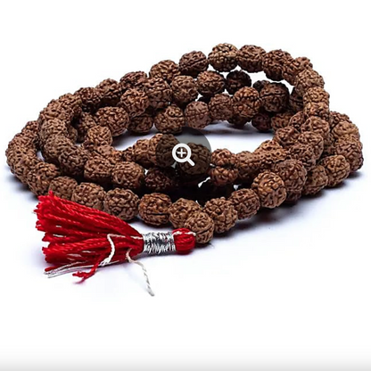 Mala en graine de Rudraksha (graine sacré), composé de 108 perles naturelles de 8 millimètres + floche rouge. De 56 à 57 centimètres de longueur. Un mala est à l'origine un outil hindouiste et bouddhiste pour la prière et la méditation !