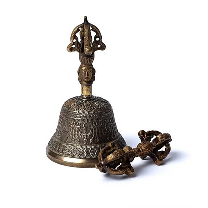 Dorje et cloche en bronze avec de belles décorations détaillées. 3 tailles au choix de 9 à 17 centimètres. Très belles qualités pour ces outils sacrés !