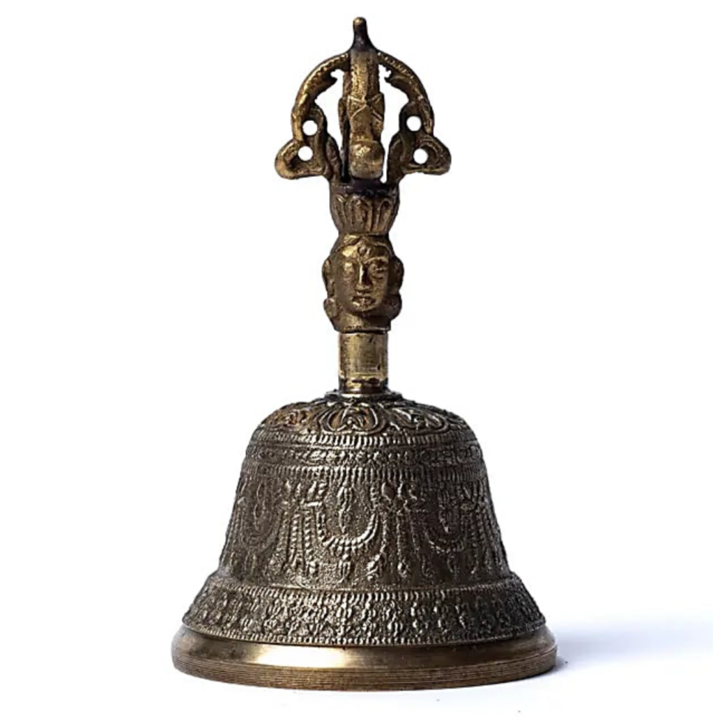 Dorje et cloche en bronze avec de belles décorations détaillées. 3 tailles au choix de 9 à 17 centimètres. Très belles qualités pour ces outils sacrés !