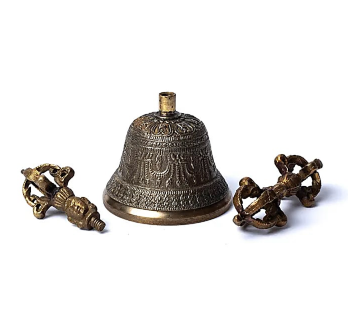 Dorje et cloche en bronze avec de belles décorations détaillées. 3 tailles au choix de 9 à 17 centimètres. Très belles qualités pour ces outils sacrés !