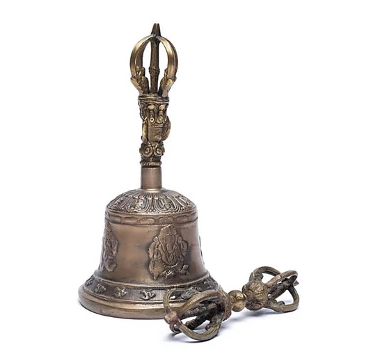 Dorje et cloche en bronze avec de belles gravures de Ganesh et autres beaux détails. 2 tailles au choix de 17 à 22 centimètres. Très belles qualités pour ces outils sacrés !