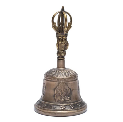 Dorje et cloche en bronze avec de belles gravures de Ganesh et autres beaux détails. 2 tailles au choix de 17 à 22 centimètres. Très belles qualités pour ces outils sacrés !