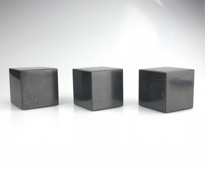 Sélection de cubes en shungite, de 2 à 8 centimètres. La shungite à le pouvoir d'absorber les ondes electro-magnétiques et un grand pouvoir d'ancrage, parfait !