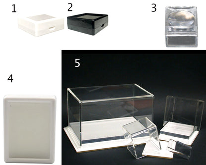 Boites de différents formats pour le rangement et la présentation de vos cristaux préférés. Vente à l'unité ou par pack complet ! Boîtes avec couvercles, boîtes 'loupe', boîte 'deluxe'... parfait !