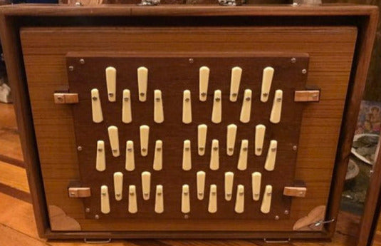 Shruti Box en 432 ou 440 hertz. à 3 rangées d'octaves, un pur instrument à tonalité fondamentale. Cela fonctionne comme un petit harmonium sans touches. 41,00 × 32,00 × 8,50 cm - 4,90 kg. Vendu avec housse