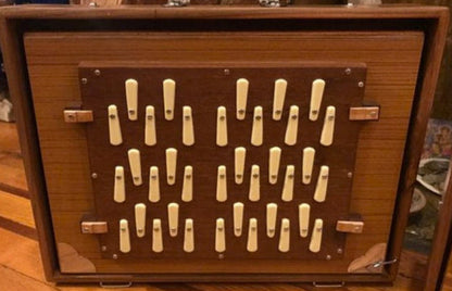 Shruti Box en 432 ou 440 hertz. à 3 rangées d'octaves, un pur instrument à tonalité fondamentale. Cela fonctionne comme un petit harmonium sans touches. 41,00 × 32,00 × 8,50 cm - 4,90 kg. Vendu avec housse