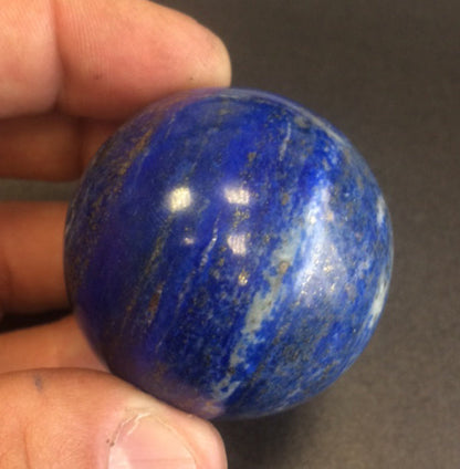 Sphère en lapis lazuli, pièce unique de 45 millimètres. La pierre des Pharaons, un bleu envoûtant ! Parfait pour la lithothérapie, collection, exposition...!