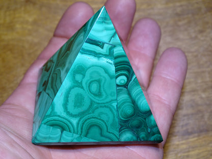 Pyramide en Malachite de 6x6 centimètres, une pierre magique ! Magnifiques effets, parfait pour la lithothérapie, collection, exposition...!