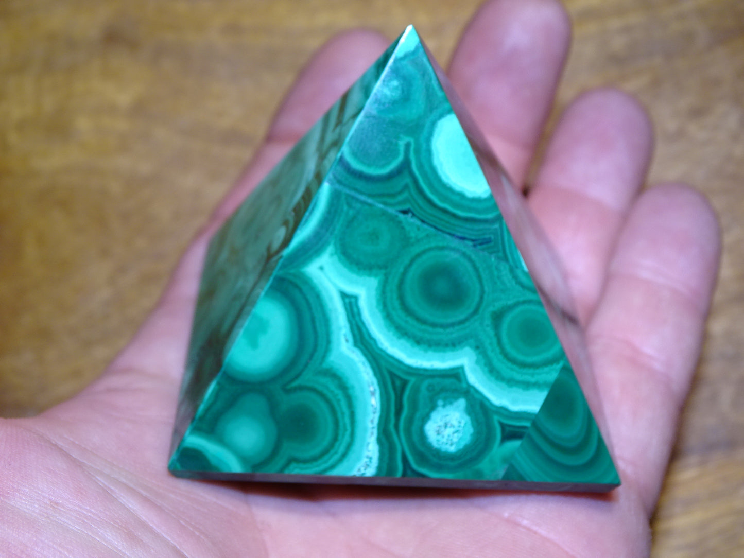 Pyramide en Malachite de 6x6 centimètres, une pierre magique ! Magnifiques effets, parfait pour la lithothérapie, collection, exposition...!