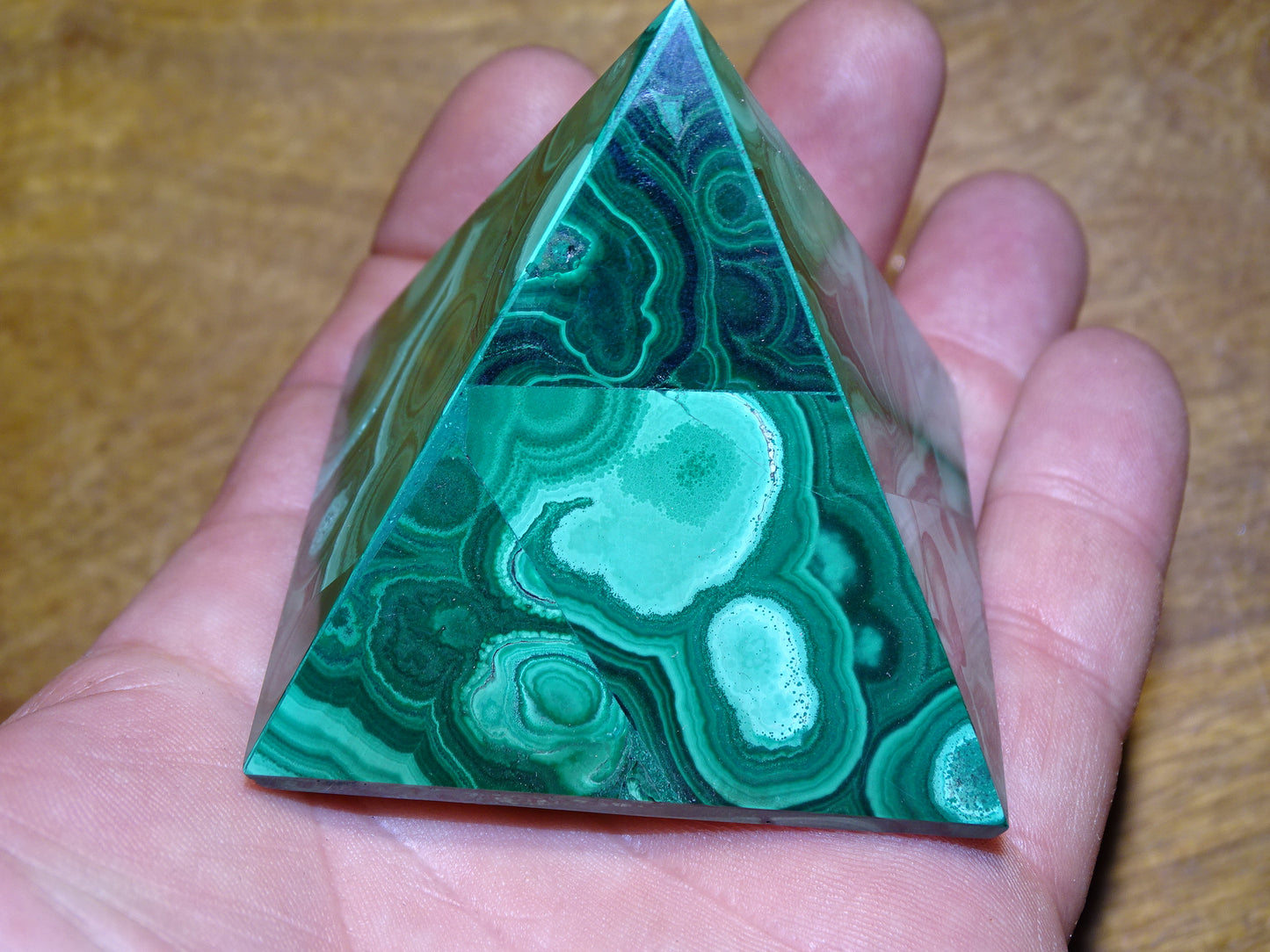 Pyramide en Malachite de 6x6 centimètres, une pierre magique ! Magnifiques effets, parfait pour la lithothérapie, collection, exposition...!