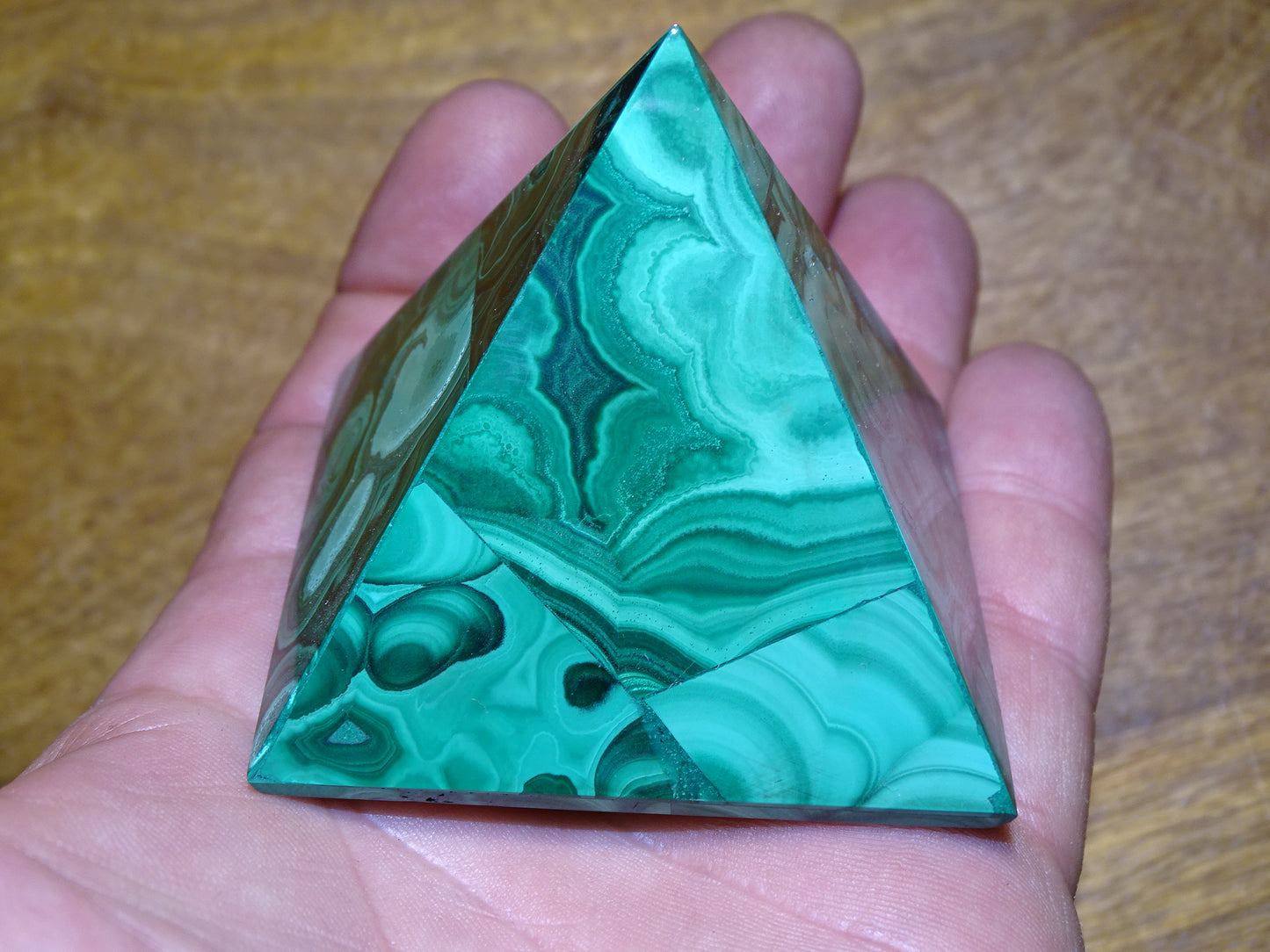 Pyramide en Malachite de 6x6 centimètres, une pierre magique ! Magnifiques effets, parfait pour la lithothérapie, collection, exposition...!