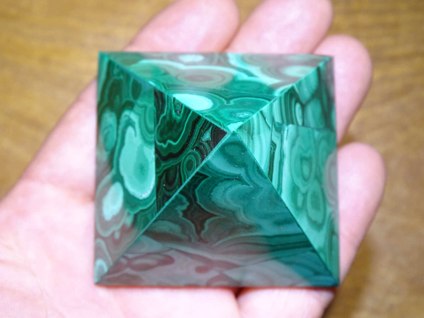 Pyramide en Malachite de 6x6 centimètres, une pierre magique ! Magnifiques effets, parfait pour la lithothérapie, collection, exposition...!