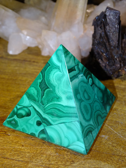 Pyramide en Malachite de 6x6 centimètres, une pierre magique ! Magnifiques effets, parfait pour la lithothérapie, collection, exposition...!