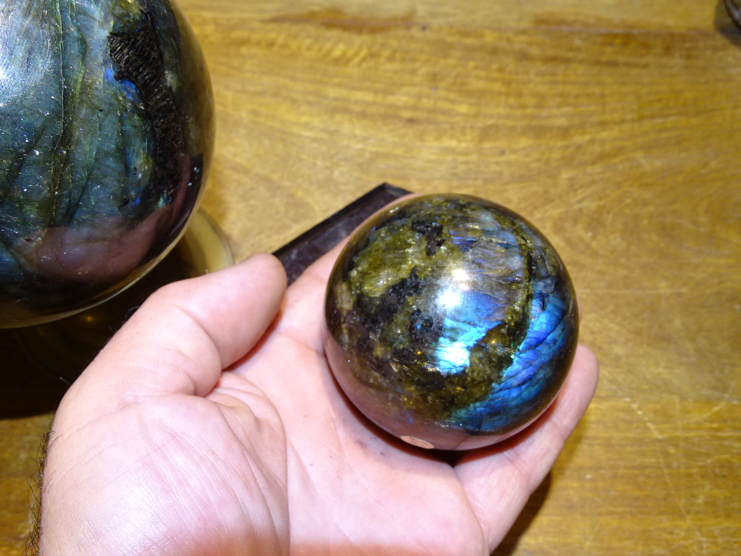 Sélection de sphères en labradorite, de 55 à 100 millimètres. Une pierre aux reflets bletés hypnotisants. Parfait pour la lithothérapie, collection, exposition...!