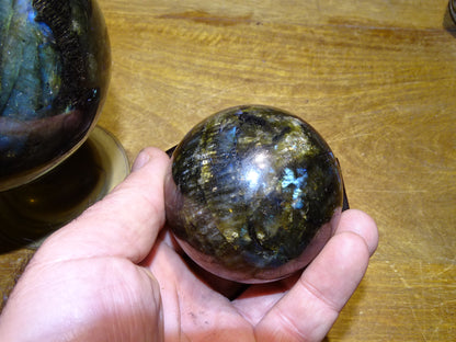 Sélection de sphères en labradorite, de 55 à 100 millimètres. Une pierre aux reflets bletés hypnotisants. Parfait pour la lithothérapie, collection, exposition...!