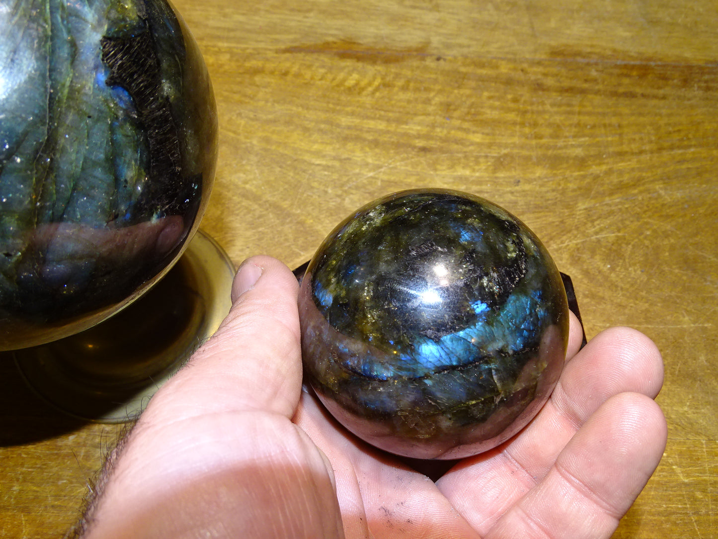 Sélection de sphères en labradorite, de 55 à 100 millimètres. Une pierre aux reflets bletés hypnotisants. Parfait pour la lithothérapie, collection, exposition...!