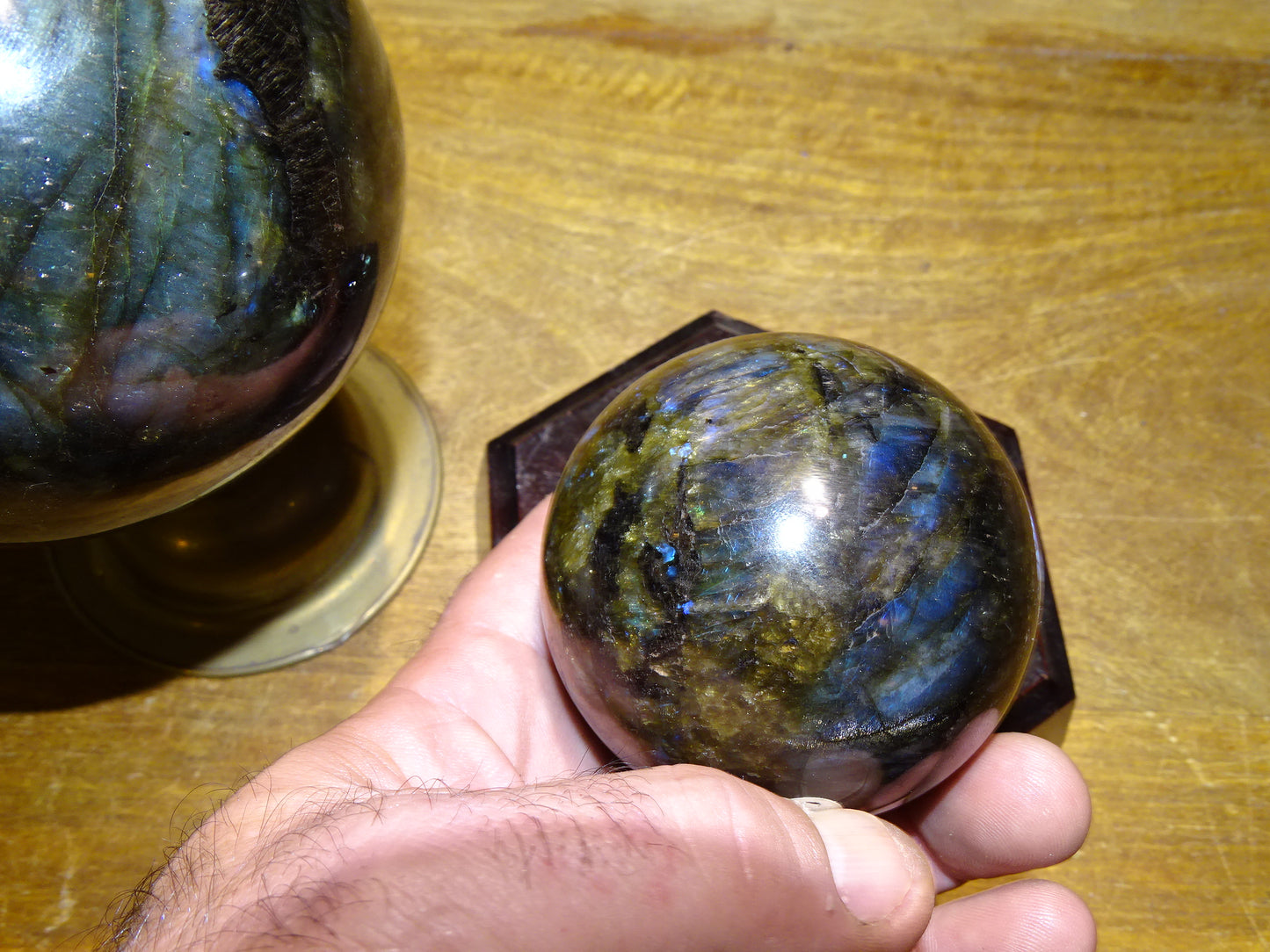 Sélection de sphères en labradorite, de 55 à 100 millimètres. Une pierre aux reflets bletés hypnotisants. Parfait pour la lithothérapie, collection, exposition...!