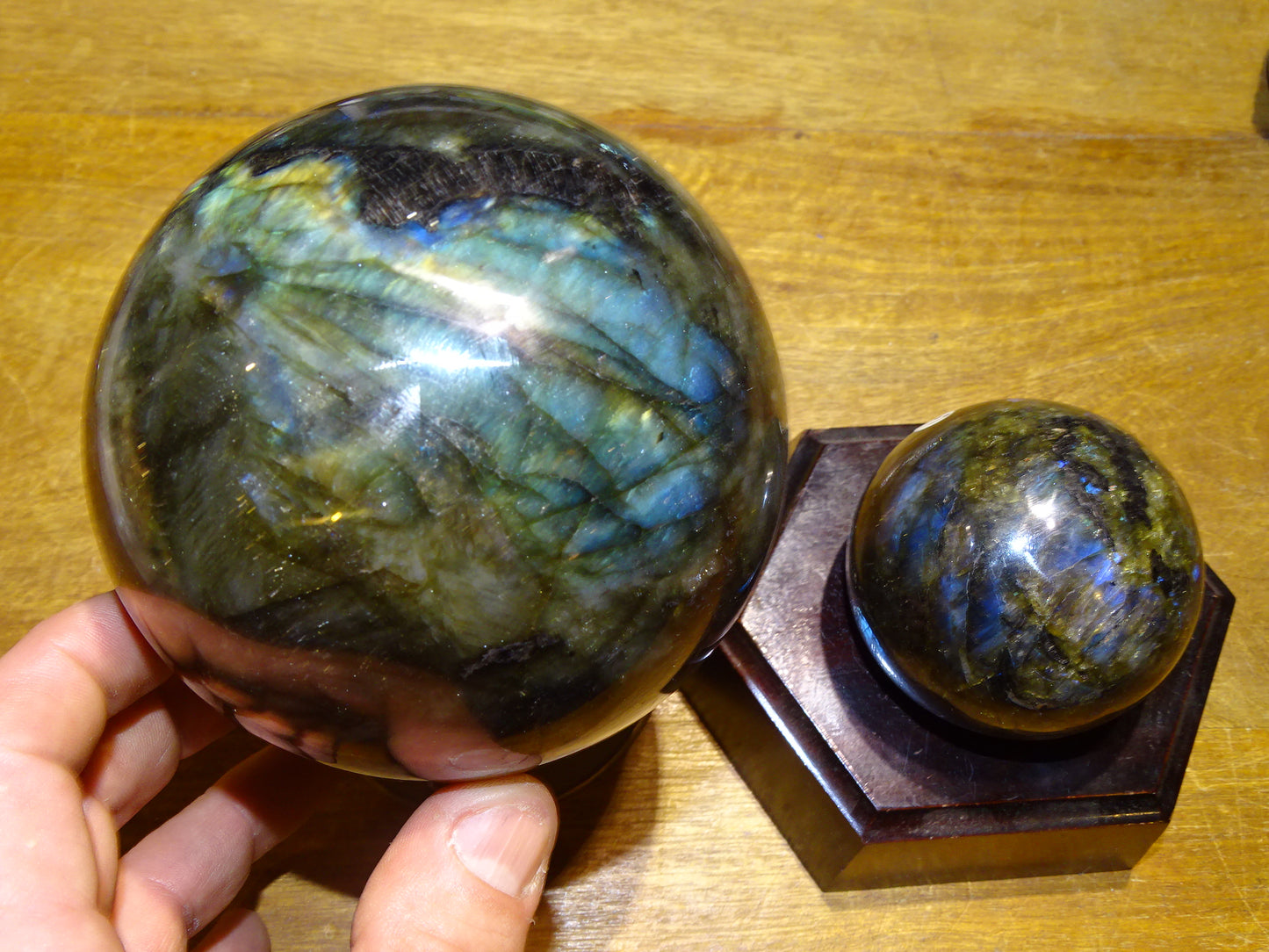 Sélection de sphères en labradorite, de 55 à 100 millimètres. Une pierre aux reflets bletés hypnotisants. Parfait pour la lithothérapie, collection, exposition...!