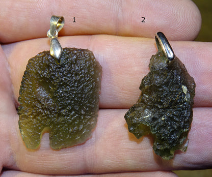 MOLDAVITE - 2 pendentifs au choix, en Argent, poids : 4,7 et 4,9 grammes  Dimensions : environ 25x25x0,7 millimètres  A propos : le must en matière de pierre de la famille des météorites, magnifique !