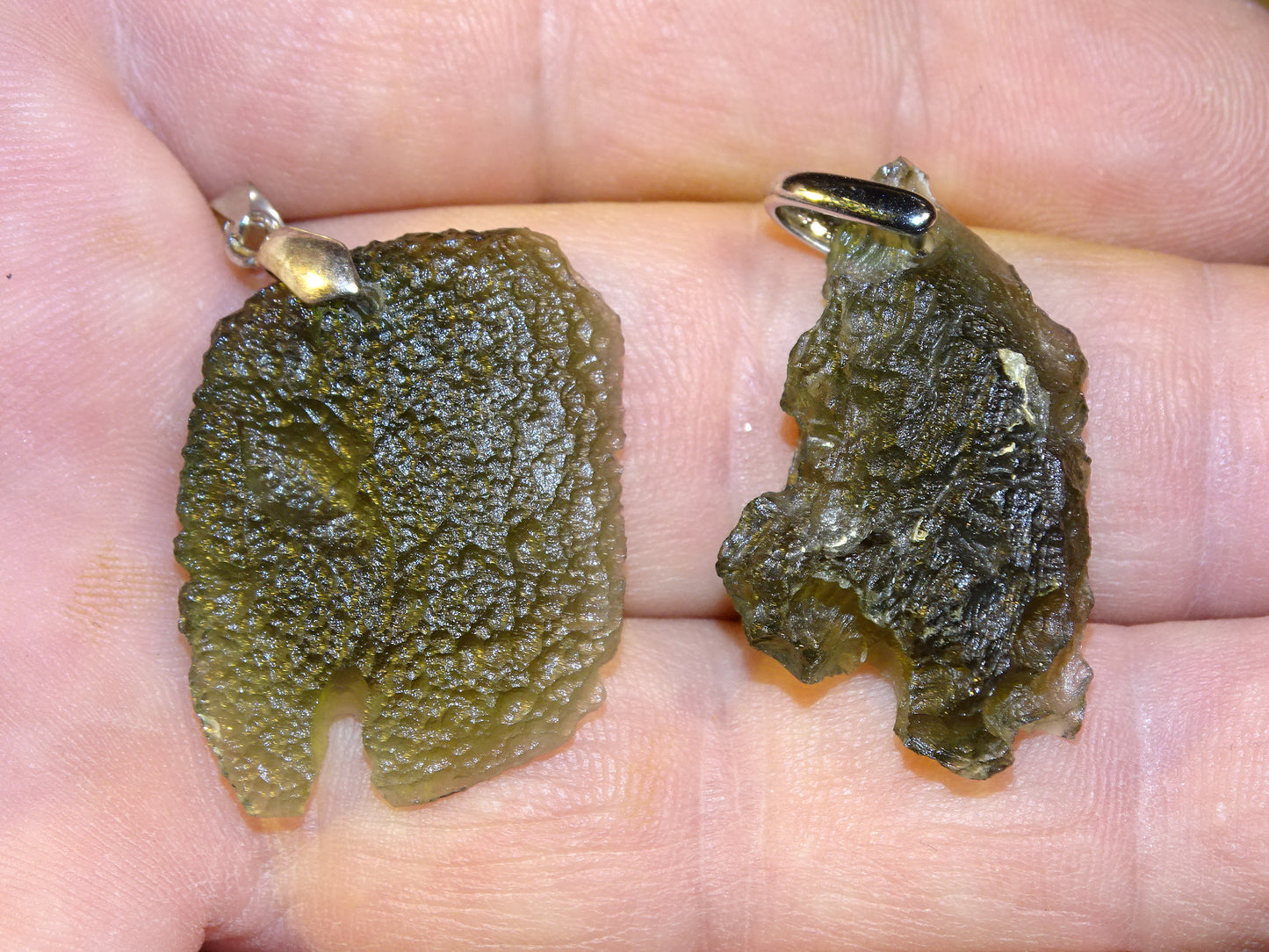 MOLDAVITE - 2 pendentifs au choix, en Argent, poids : 4,7 et 4,9 grammes  Dimensions : environ 25x25x0,7 millimètres  A propos : le must en matière de pierre de la famille des météorites, magnifique !