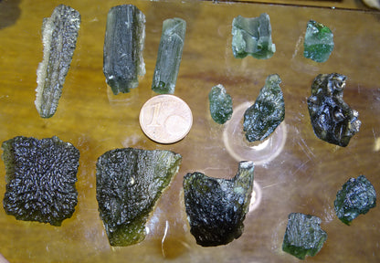 Sélection de Moldavite authentique, de 0,6 à 6 grammes. Le must en matière de pierre de la famille des météorites et tectites. Fascinant, envoutant, hypnotisant !