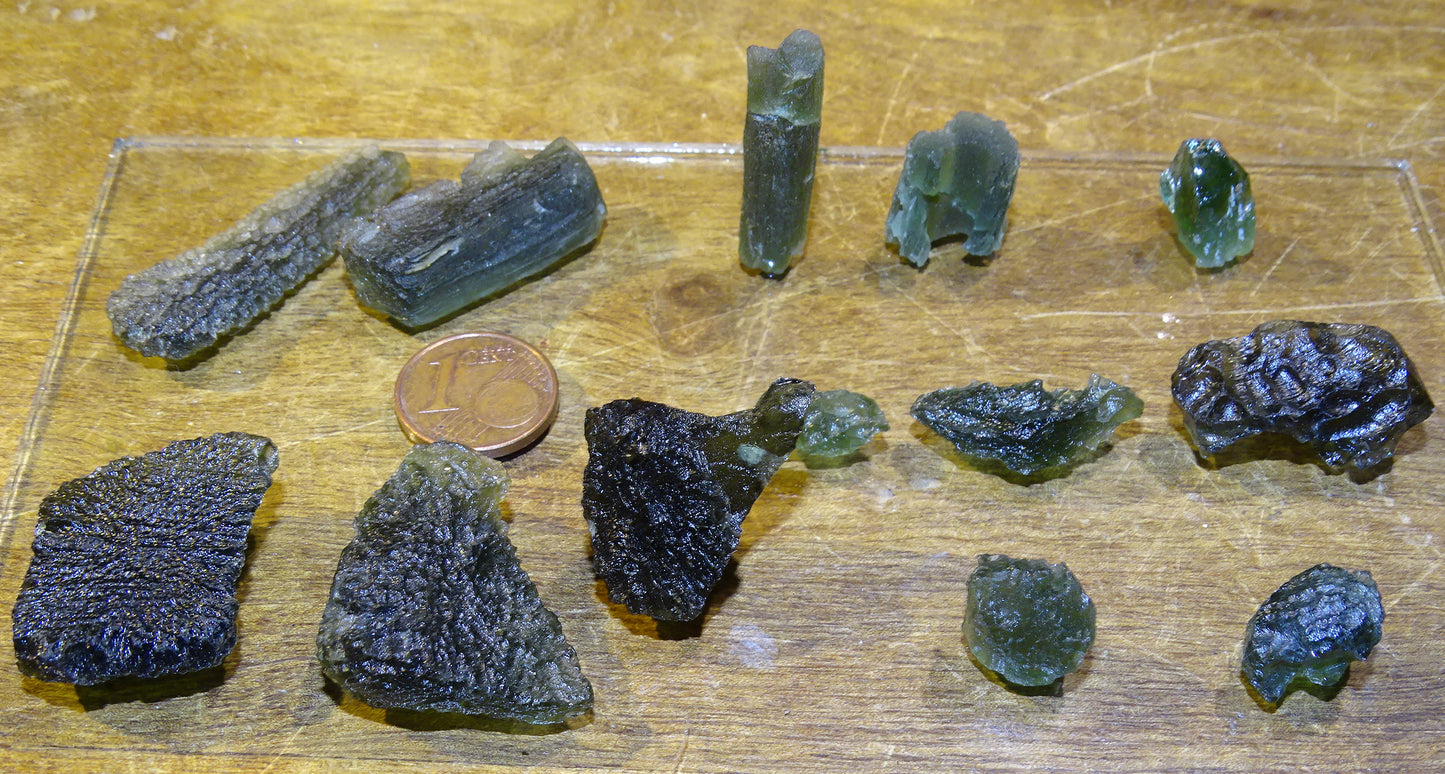 Sélection de Moldavite authentique, de 0,6 à 6 grammes. Le must en matière de pierre de la famille des météorites et tectites. Fascinant, envoutant, hypnotisant !