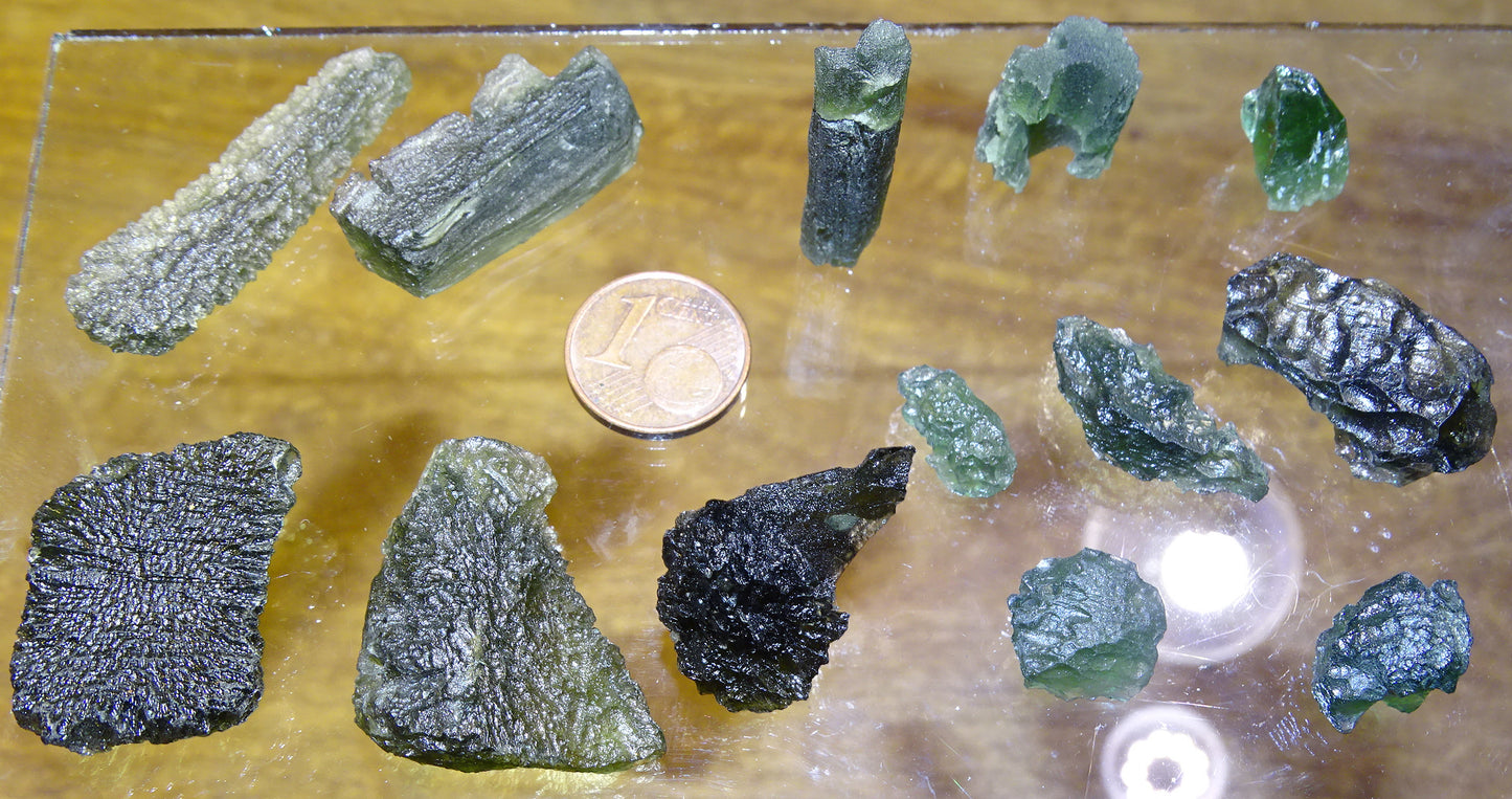 Sélection de Moldavite authentique, de 0,6 à 6 grammes. Le must en matière de pierre de la famille des météorites et tectites. Fascinant, envoutant, hypnotisant !