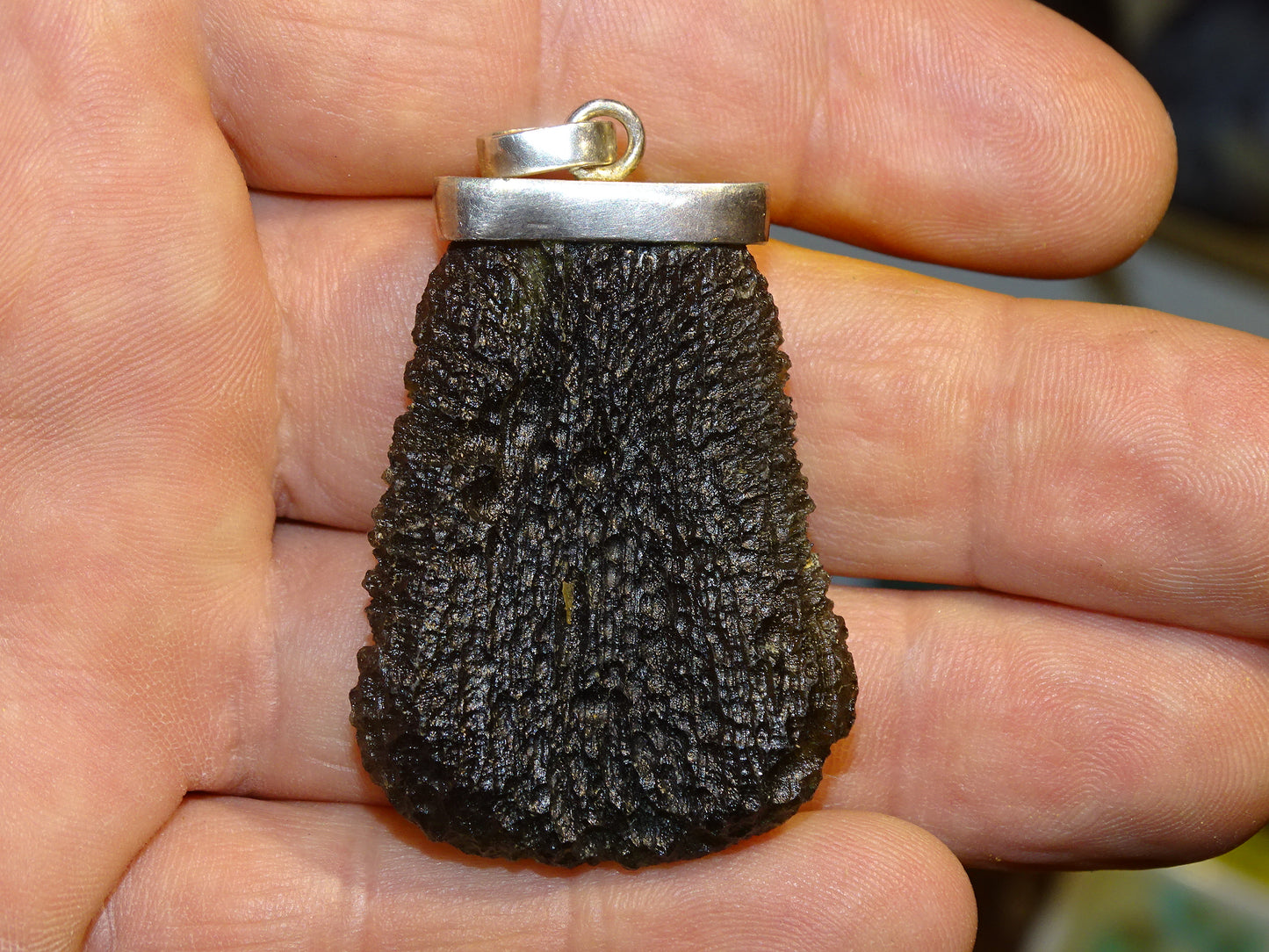 MOLDAVITE - Pendentif en Argent de qualité supérieure, poids : 27 grammes  Dimensions : 40x30x10 millimètres  A propos : le must en matière de pierre de la famille des météorites, magnifique !