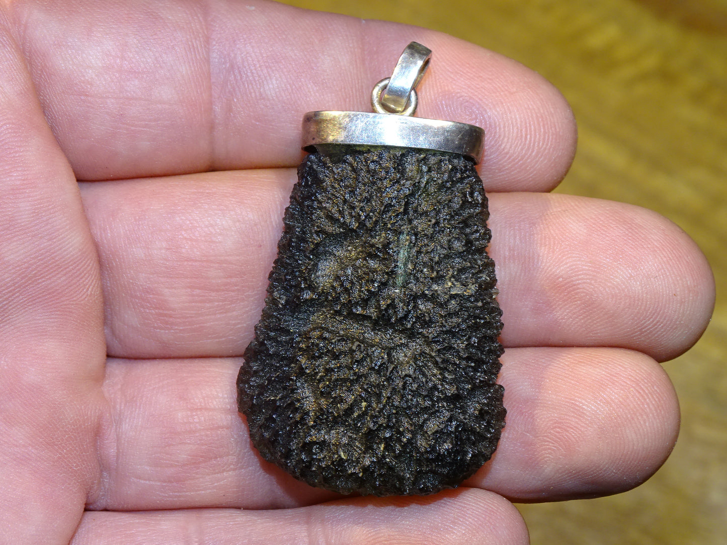 MOLDAVITE - Pendentif en Argent de qualité supérieure, poids : 27 grammes  Dimensions : 40x30x10 millimètres  A propos : le must en matière de pierre de la famille des météorites, magnifique !