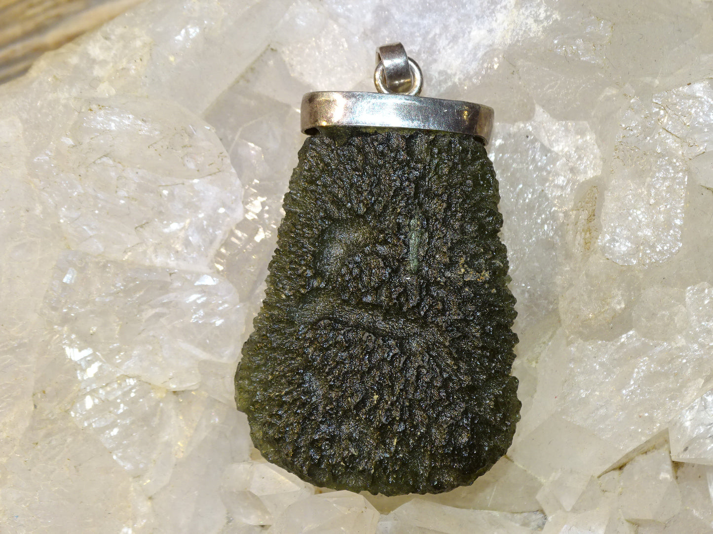 MOLDAVITE - Pendentif en Argent de qualité supérieure, poids : 27 grammes  Dimensions : 40x30x10 millimètres  A propos : le must en matière de pierre de la famille des météorites, magnifique !