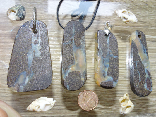 Opale Boulder d'Australie,4 modèles au choix taillés en France par 'Mik' opalescence'. Pendentifs vendu avec cordon de cuir noir, coulissant, très belle qualité. L' opale est fascinante et envoutante ! Le must en matière de pierres, Parfait !