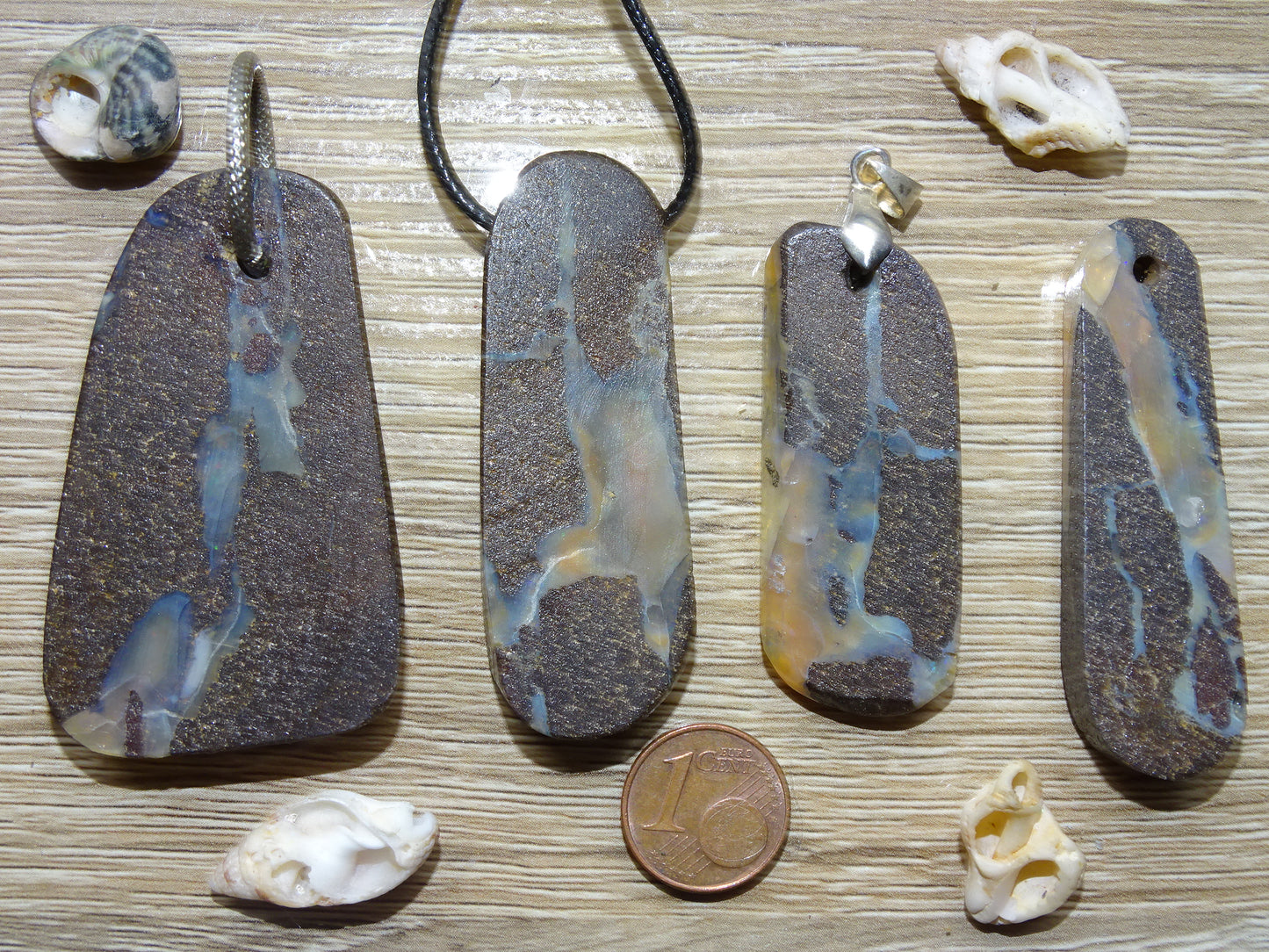 Opale Boulder d'Australie,4 modèles au choix taillés en France par 'Mik' opalescence'. Pendentifs vendu avec cordon de cuir noir, coulissant, très belle qualité. L' opale est fascinante et envoutante ! Le must en matière de pierres, Parfait !