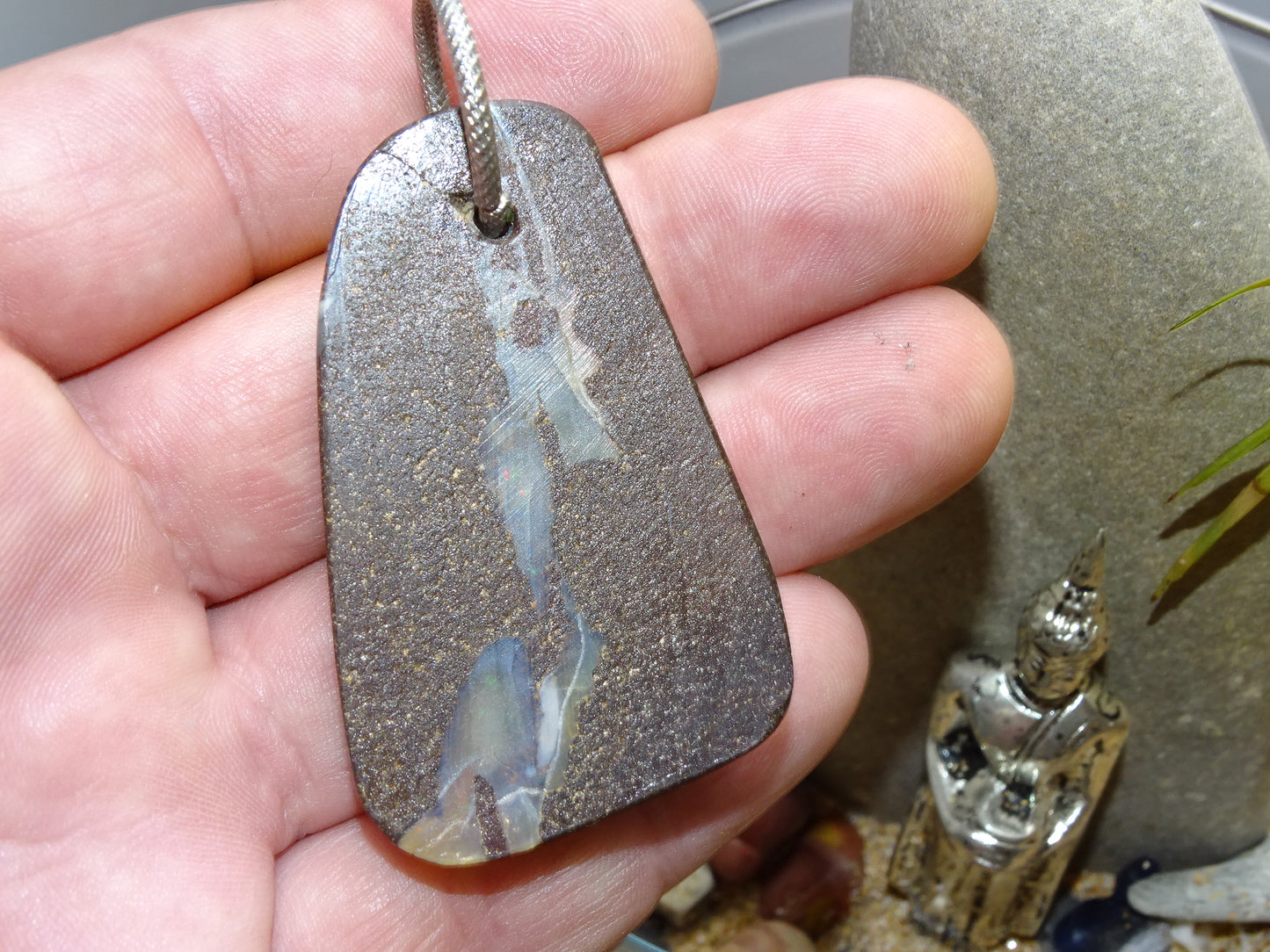 Opale Boulder d'Australie,4 modèles au choix taillés en France par 'Mik' opalescence'. Pendentifs vendu avec cordon de cuir noir, coulissant, très belle qualité. L' opale est fascinante et envoutante ! Le must en matière de pierres, Parfait !