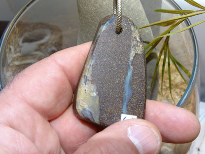 Opale Boulder d'Australie,4 modèles au choix taillés en France par 'Mik' opalescence'. Pendentifs vendu avec cordon de cuir noir, coulissant, très belle qualité. L' opale est fascinante et envoutante ! Le must en matière de pierres, Parfait !