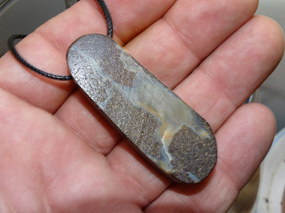 Opale Boulder d'Australie,4 modèles au choix taillés en France par 'Mik' opalescence'. Pendentifs vendu avec cordon de cuir noir, coulissant, très belle qualité. L' opale est fascinante et envoutante ! Le must en matière de pierres, Parfait !