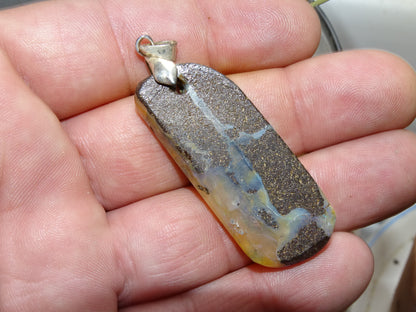 Opale Boulder d'Australie,4 modèles au choix taillés en France par 'Mik' opalescence'. Pendentifs vendu avec cordon de cuir noir, coulissant, très belle qualité. L' opale est fascinante et envoutante ! Le must en matière de pierres, Parfait !