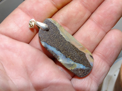 Opale Boulder d'Australie,4 modèles au choix taillés en France par 'Mik' opalescence'. Pendentifs vendu avec cordon de cuir noir, coulissant, très belle qualité. L' opale est fascinante et envoutante ! Le must en matière de pierres, Parfait !