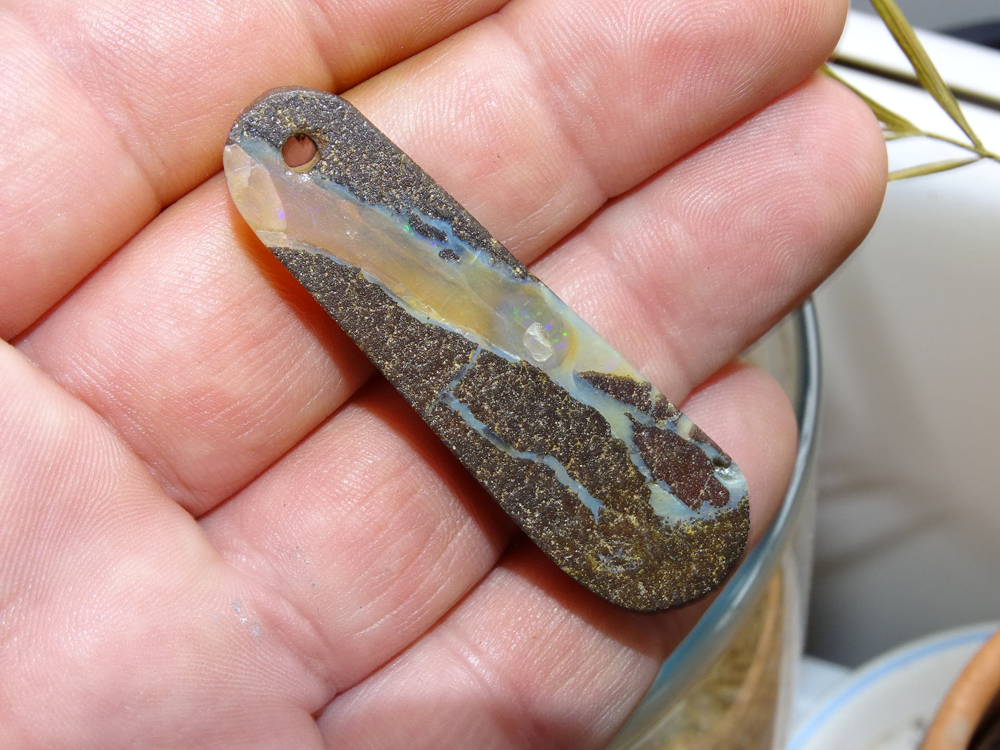 Opale Boulder d'Australie,4 modèles au choix taillés en France par 'Mik' opalescence'. Pendentifs vendu avec cordon de cuir noir, coulissant, très belle qualité. L' opale est fascinante et envoutante ! Le must en matière de pierres, Parfait !